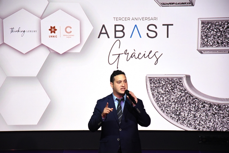 El soci director d'Abast, Marc Urgell, durant el discurs.